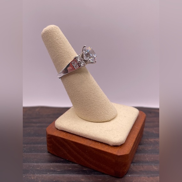 2.5 carat Round Cubic Zirconia solitaire in 925 Sterling Silver Setting - Size 6 - Picture 8 of 14